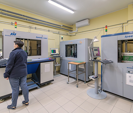 Kontrola wizualna i elektryczna płytek PCB w zakładzie produkcyjnym BaZeKo