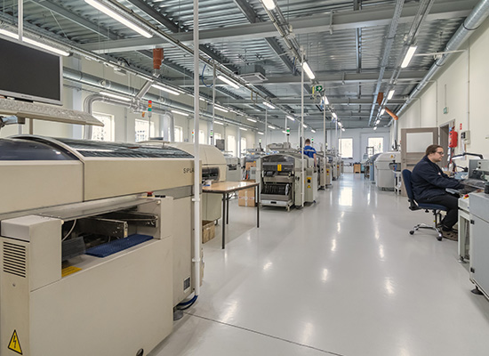 Linia montażu powierzchniowego SMT z automatami pick-and-place w fabryce BaZeKo