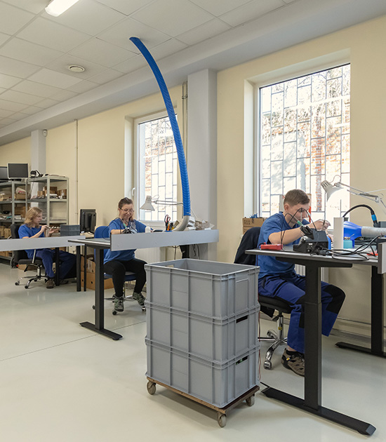 Pracownik BaZeKo wykonujący ręczny montaż przewlekany THT na płytce PCB